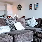 Modern Apartment In Edinburgh