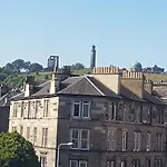 2 Bedroom Flat on Leith Walk Sleeps 4