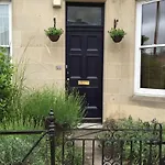 Central And Spacious 2 Bedroom Flat With Garden