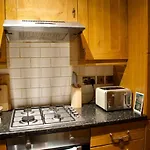 Newly Refurbed Home With Free Parking