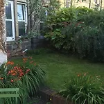 Central And Spacious 2 Bedroom Flat With Garden