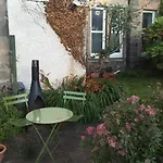 Central And Spacious 2 Bedroom Flat With Garden