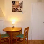 Welcoming And Homely 2 Bed In Central Location