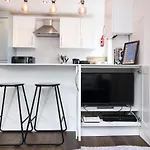 Joivy Contemporary Royal Mile Apartment With Balcony