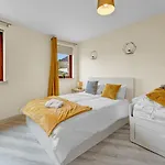 Modern & Spacious 3 Bedroom Apartment In Heart Of Edinburgh - Private Car Park On Site & Stunning Views Of Arthur Seat - Sleeps 10