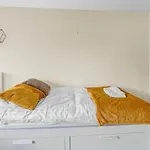 Modern & Spacious 3 Bedroom Apartment In Heart Of Edinburgh - Private Car Park On Site & Stunning Views Of Arthur Seat - Sleeps 10