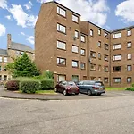 Modern & Spacious 3 Bedroom Apartment In Heart Of Edinburgh - Private Car Park On Site & Stunning Views Of Arthur Seat - Sleeps 10