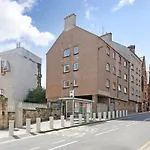 Joivy Contemporary Royal Mile Apartment With Balcony