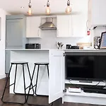 Joivy Contemporary Royal Mile Apartment With Balcony