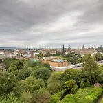 Luxury Royal Mile Apartment By The Castle - Sleeps 4