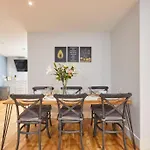 Stunning Edinburgh Townhouse // Sleeps 8