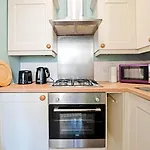 Cozy With Character Logie Green Central Main Door Flat