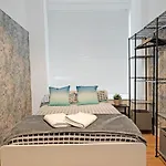 Central And Modern Apartment With A Garden