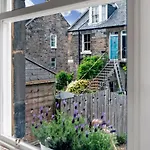 Cozy With Character Mclaren Westend Cottage Free Secure Parking