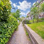 Cozy With Character Mclaren Westend Cottage Free Secure Parking