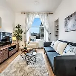 Cosy Grassmarket 2Br-1Ba - Newly Decorated! By Bonjour Residences Edinburgh