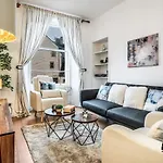 Cosy Grassmarket 2Br-1Ba - Newly Decorated! By Bonjour Residences Edinburgh
