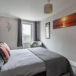 Amazing Apartments - Cables Wynd Near The Shore - Free Parking