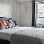 Amazing Apartments - Cables Wynd Near The Shore - Free Parking