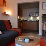 Quirky And Modern Apartment Near The Shore