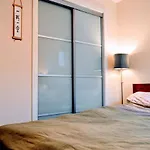Quirky And Modern Apartment Near The Shore
