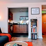 Quirky And Modern Apartment Near The Shore