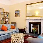 Stylish Central Edinburgh Apartment