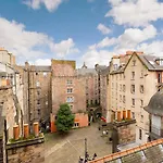Refurbished Studio Next To The Royal Mile