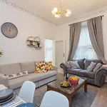 Stylish Apartment At The Edge Of Meadows Park