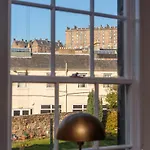 Lovely Apartment Beneath Edinburgh Castle