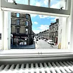 Modern & Spacious 1 Bed Apt, West End