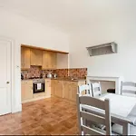 Modern, Bright & Spacious 3 Bedroom Apartment In The Heart Of The City Centre - Double Beds - Sleeps Up To 6 Guests