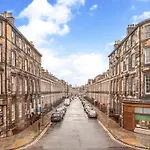 Modern & Spacious 1 Bed Apt, West End