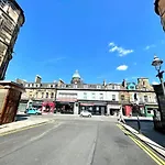 Modern & Spacious 1 Bed Apt, West End