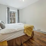 Castle View - 1 Bedroom Apartment - Heart Of The Famous Royal Mile & 1 Minute Walk To Edinburgh Castle