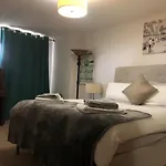 Stunning 3 Large Bedrooms 2 Bathrooms In Edinburgh Harbour