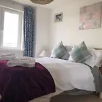 Stunning 3 Large Bedrooms 2 Bathrooms In Edinburgh Harbour
