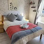 Bright 2 Bedroom Apartment - Edinburgh