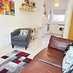 Bright 2 Bedroom Apartment - Edinburgh