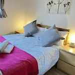 Bright 2 Bedroom Apartment - Edinburgh