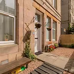 Stylish Central Flat In Edinburgh With Private Garden
