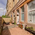 Stylish Central Flat In Edinburgh With Private Garden