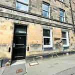 Desirable 2 Bed Apt Near Edinburgh Castle