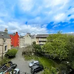 Charming 3 Bed Apartment In Old Town
