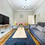 Charming 3 Bed Apartment In Old Town