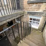 Cozy With Character Large 2 Bedroom Main Door Apartment With Garden