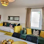 4 Bedrooms Apartment By Sensational Stay Short Lets & Serviced Accommodation