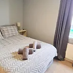 Modern Spacious 3 Bedroom City Centre Apartment - Free Parking - Private Balcony - Excellent Service