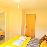 Elegant 2 Bedroom City Centre Apartment - Free Parking - Private Balcony - Stunning Views