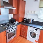 Modern Spacious 3 Bedroom City Centre Apartment - Free Parking - Private Balcony - Excellent Service